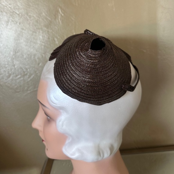 UNUSUAL 1930s' BROWN HAT WITH POINTY SIDES AND CRISSCROSS BANDS AT BACK - Picture 4 of 11